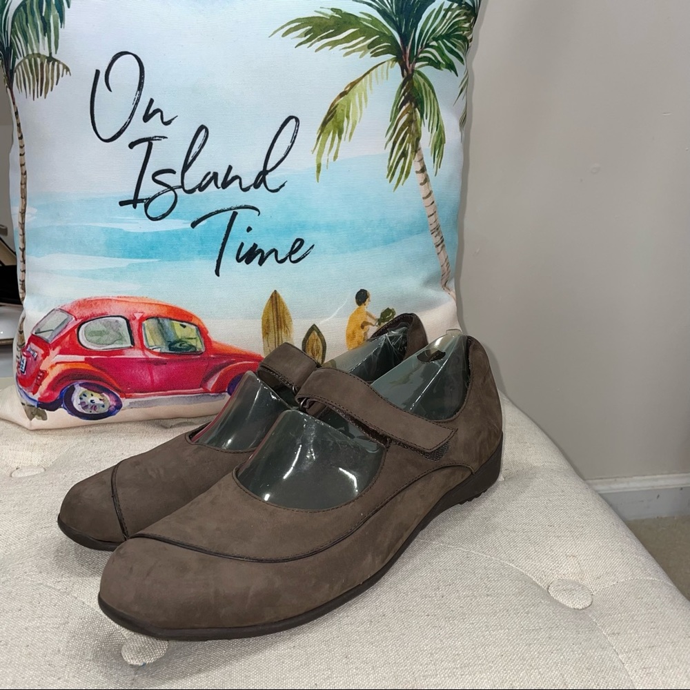 Munro American Brown Suede Shoes Size 10.5W Excellent Condition
